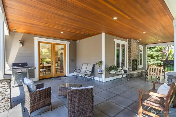Great spacious outdoor living space for entertaining.