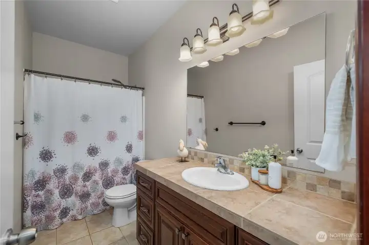 Second bath with tub/shower