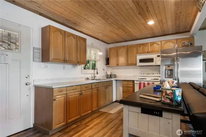 Good sized kitchen for scrumptious meal prep!