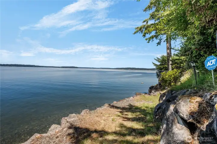 Stunning bulkhead with room for chairs and a firepit.