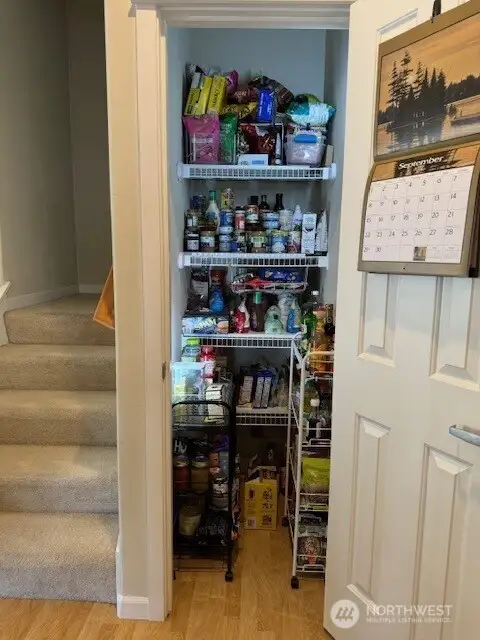 Convenient Pantry,, space for everything!!