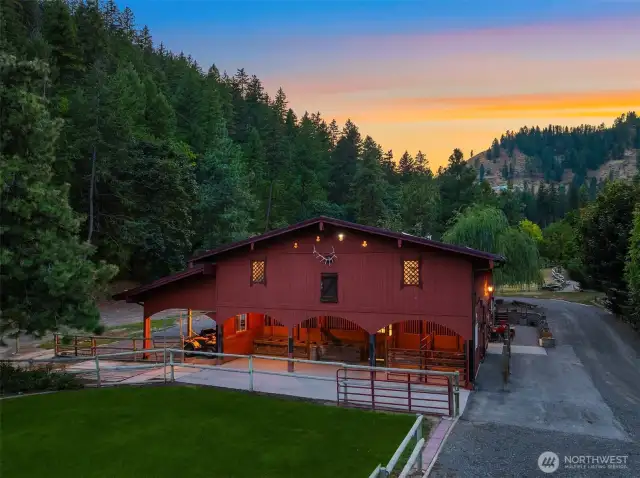 4800' Barn with Caretakers Residence
