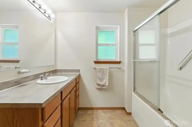Downstairs bathroom tub/shower