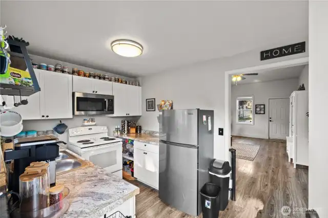 Kitchen area - appliances all stay