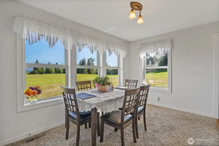 Dining room, lots of light and views!