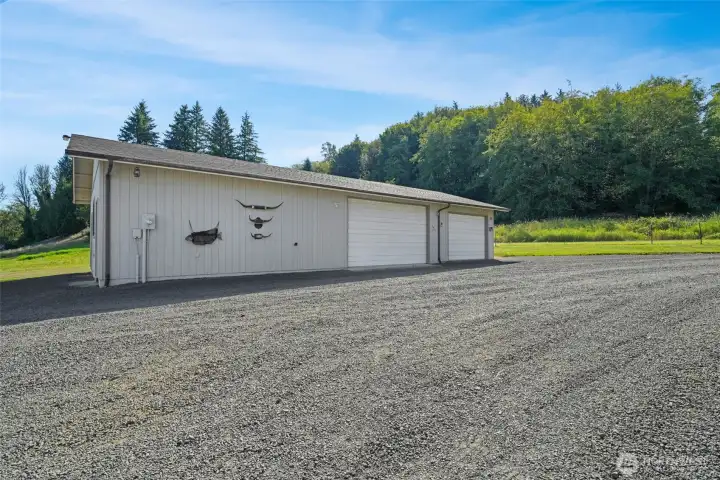 Shop approximately 60 x 28, extra storage room and more room to park!