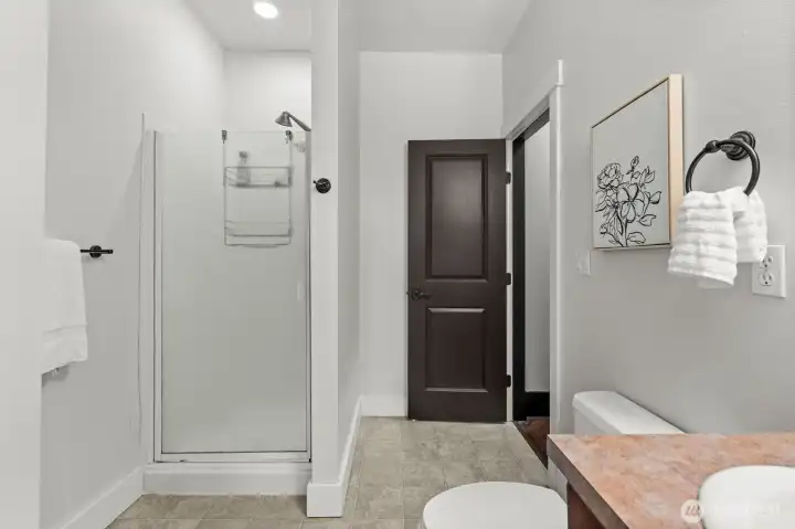 2nd bedroom ensuite