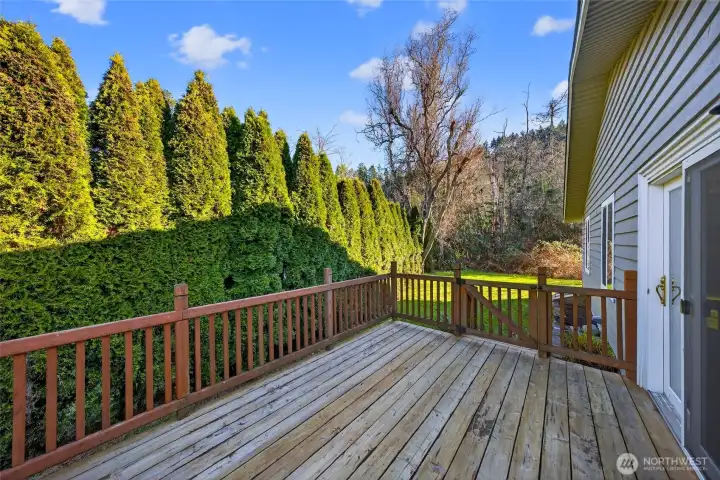 Start the day with your morning coffee or unwind in the evening. Easy access to the yard and a foot bridge to Klamath Dr.