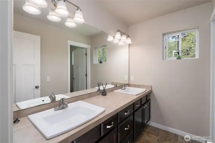 Guest bath with dual vanity