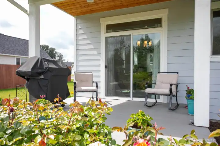 Imagine sipping coffee/tea in the am and watching the sunrise and bird watching.