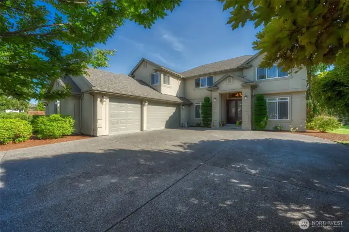 Never run out of room inside or outside. Welcome Home!! Never run out of room inside or outside. Welcome Home!!