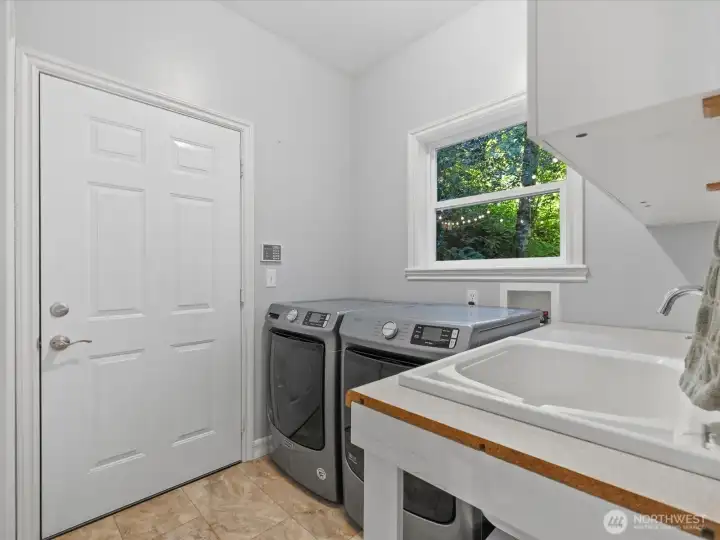 Laundry/mud room with sink and closet. Washer/Dryer stay