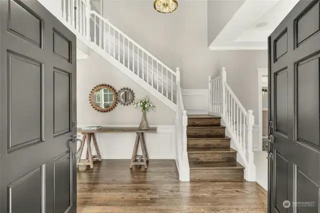 Welcome home! Beautiful oak floors, high ceiling and so much charm in this entry. What an amazing place to entertain.