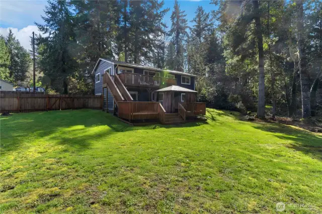 119 ft waterfront on 0.89 acres on 2 parcels