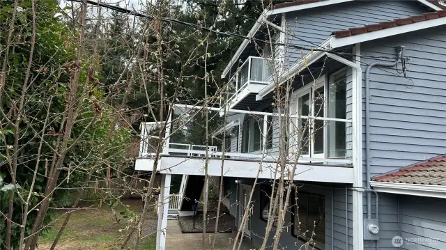 Tile roof on this nice cedar-siding home. Both very NW durable.