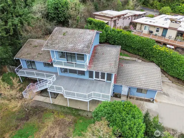Mid-century modern home "over the hedge" and surrounded by some other very nice homes in the community.