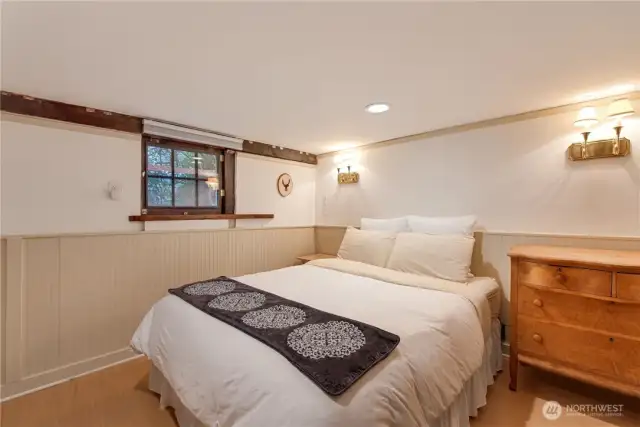 Artist unit west bedroom