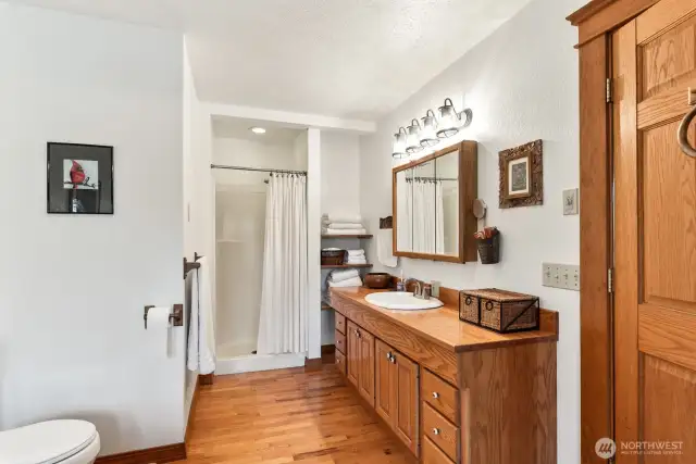 Main level primary full bath