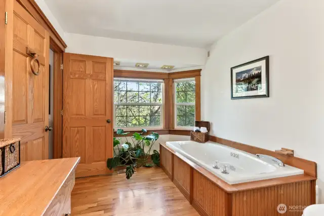 Main level primary full bath