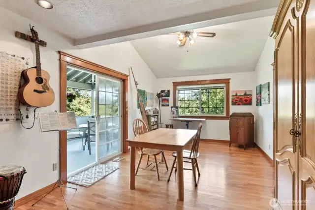 Main level flex room with awesome vintage slider doors for privacy & own entrance to deck. Use as extra primary room space or hobbies, gym, and more.