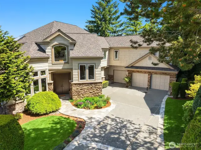 Perched in the Graystone division of Lakemont, one of Eastside's most desirable neighborhood's - perfectly positioned to take advantage of neighborhood trails, and stunning views