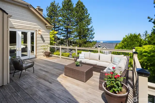 A spacious corner lot, where the house is perfectly positioned to take advantage of the best the Pacific Northwest, and Lakemont has to offer.