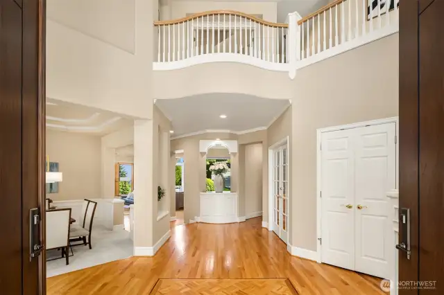Newer double doors open to an impressive vaulted entry with inlaid parquet flooring. The openness and convenience of the floorplan is clear to see.