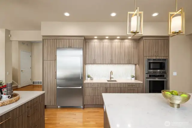 Entertaining just got easier with a second sink in the kitchen for food preparation. This area also makes a great beverage station or wet bar. Cocktail anyone?