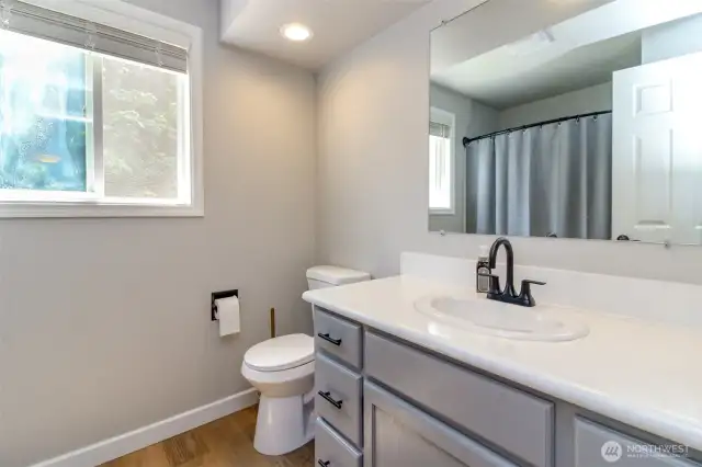 Common bath upstairs