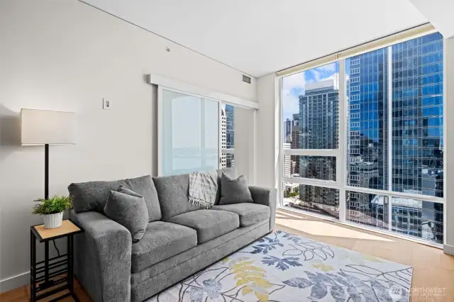 Full-length glass windows for the ultimate natural sunlight and views.