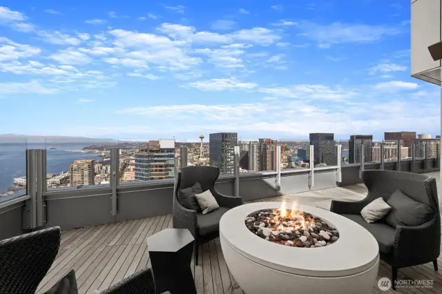 You can see the fireworks and South Lake Union from this space. Celebrate the 4th of July, Blue Angels, and New Years Eve in a great setting.