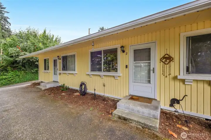 Entry point of unit 2 - Only 2 steps on the whole property