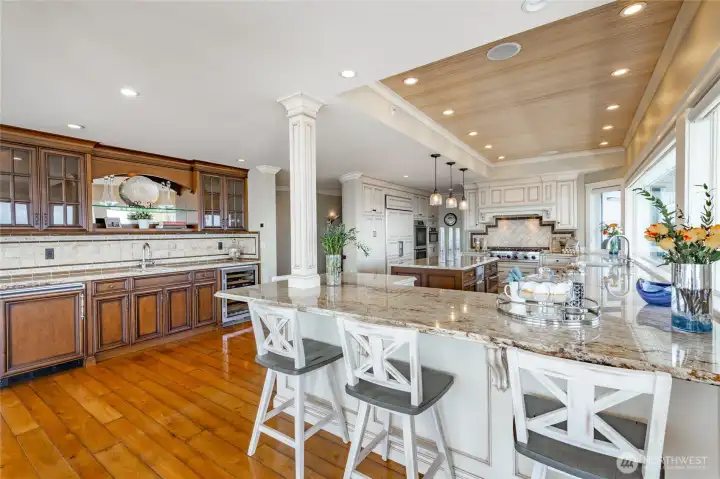 Eat-in counter space and wet bar station