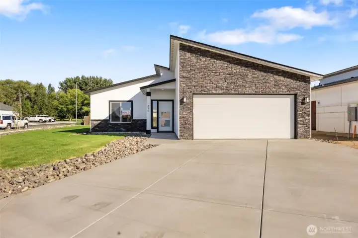 Photos are from previously built home. Finishes similar to, upgrades shown may not be available in this model. Upgrades/finishes my vary.