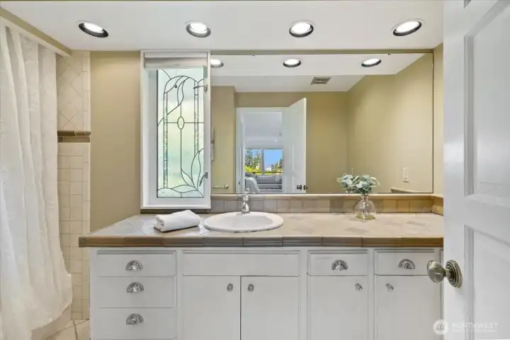 primary full bath with stained glass window