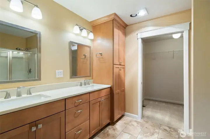 Primary en-suite bathroom with large walk in closet