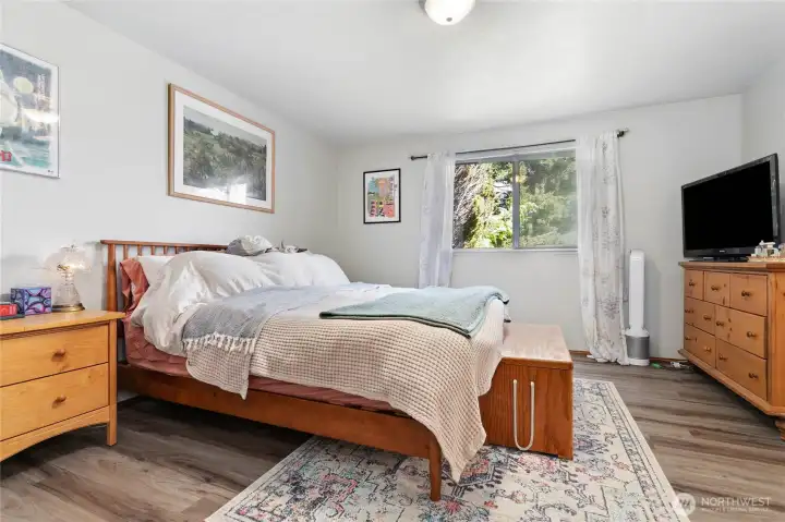Primary bedroom w/ en suite