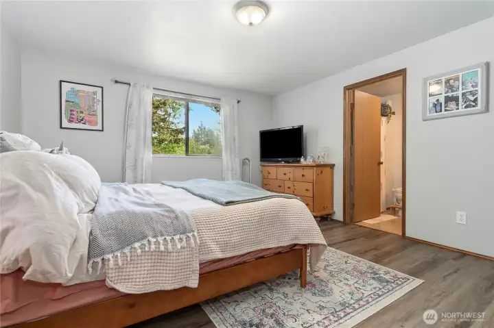 Primary bedroom w/ en suite