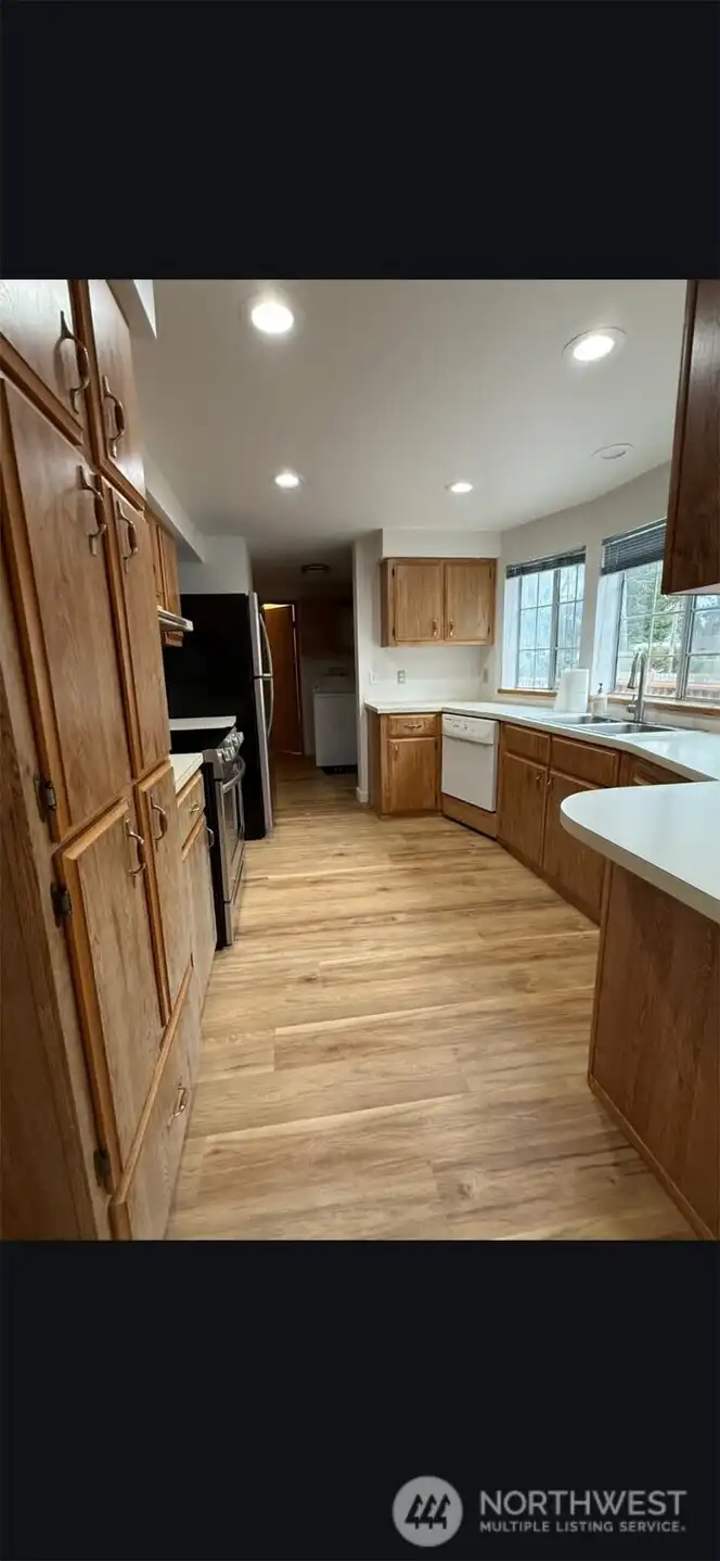 another view of kitchen area