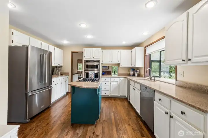 From the entry you can access this wonderful kitchen with freshly painted cabinets, new hardware, new Kitchenaid Fridge (2025), freshly refinished/stained hardwoods, and a gas cooktop in the island. From the entry you can access this wonderful kitchen with freshly painted cabinets, new hardware, new Kitchenaid Fridge (2025), freshly refinished/stained hardwoods, and a gas cooktop in the island.