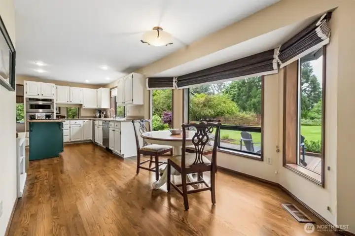 Generious eating space in the kitchen with a wide bank of windows with designer blinds and those stunning floors! Generious eating space in the kitchen with a wide bank of windows with designer blinds and those stunning floors!