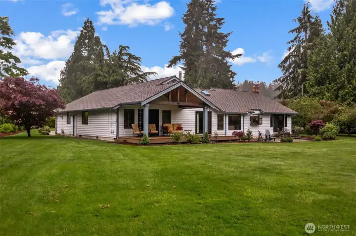 Here is a photo of the backyard and entertainment space. Here is a photo of the backyard and entertainment space.