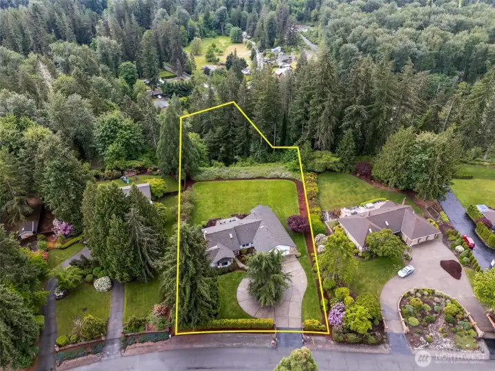 Approsimate property lines. The property does go back further than the hedge at the back. Approsimate property lines. The property does go back further than the hedge at the back.