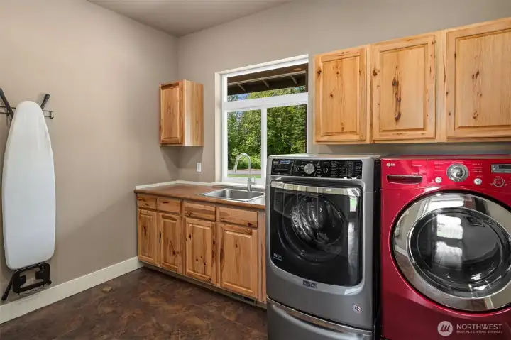 Looking into the laundry room. Out of frame to the left is a storage setup to keep all your laundry items organized!