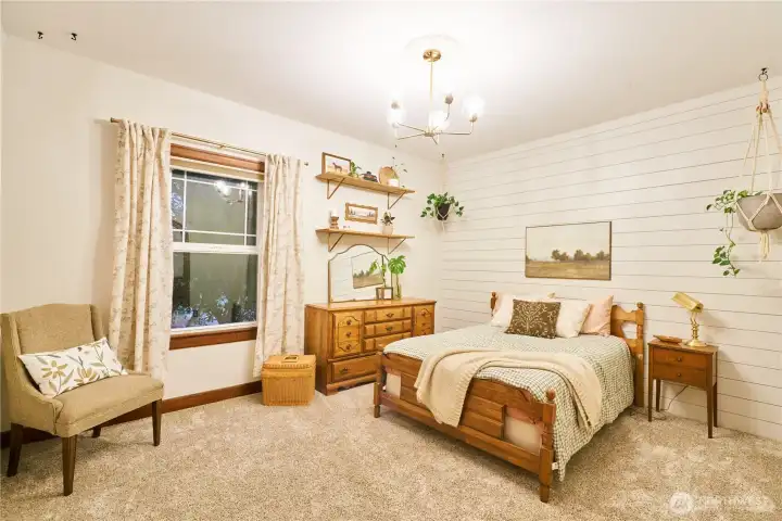 Guest bedroom on main floor with 9' ceilings. It has a huge walk in closet. Guest bedroom on main floor with 9' ceilings. It has a huge walk in closet.