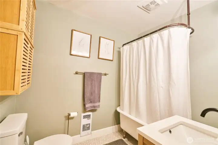 Main bathroom with claw foot tub. Main bathroom with claw foot tub.