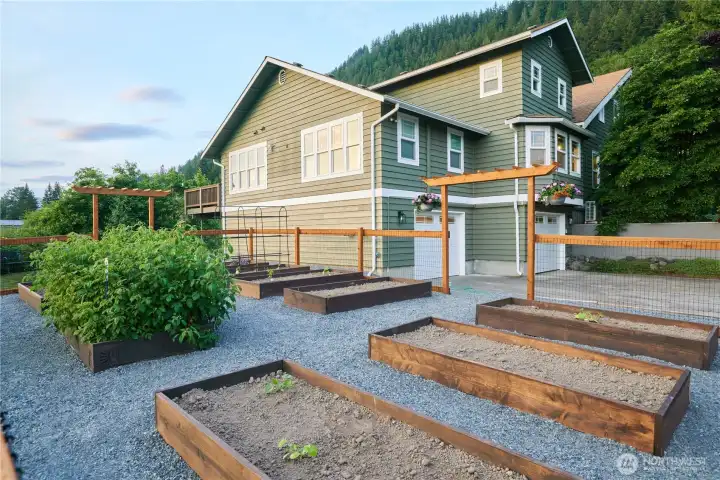 Raised garden close to the house for convenience. Raised garden close to the house for convenience.