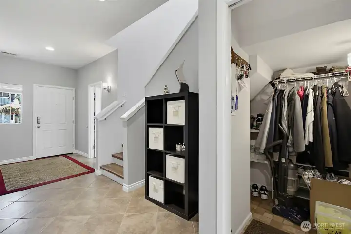 Functional entry area with storage and practical everyday organization.