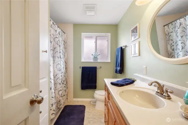 Bathroom with shower/tub combo.