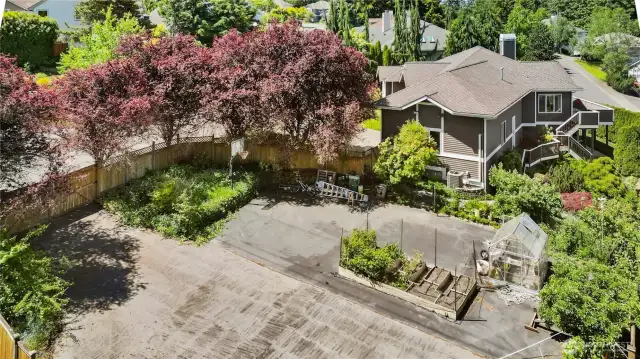 Huge extra sport court AND RV/car parking